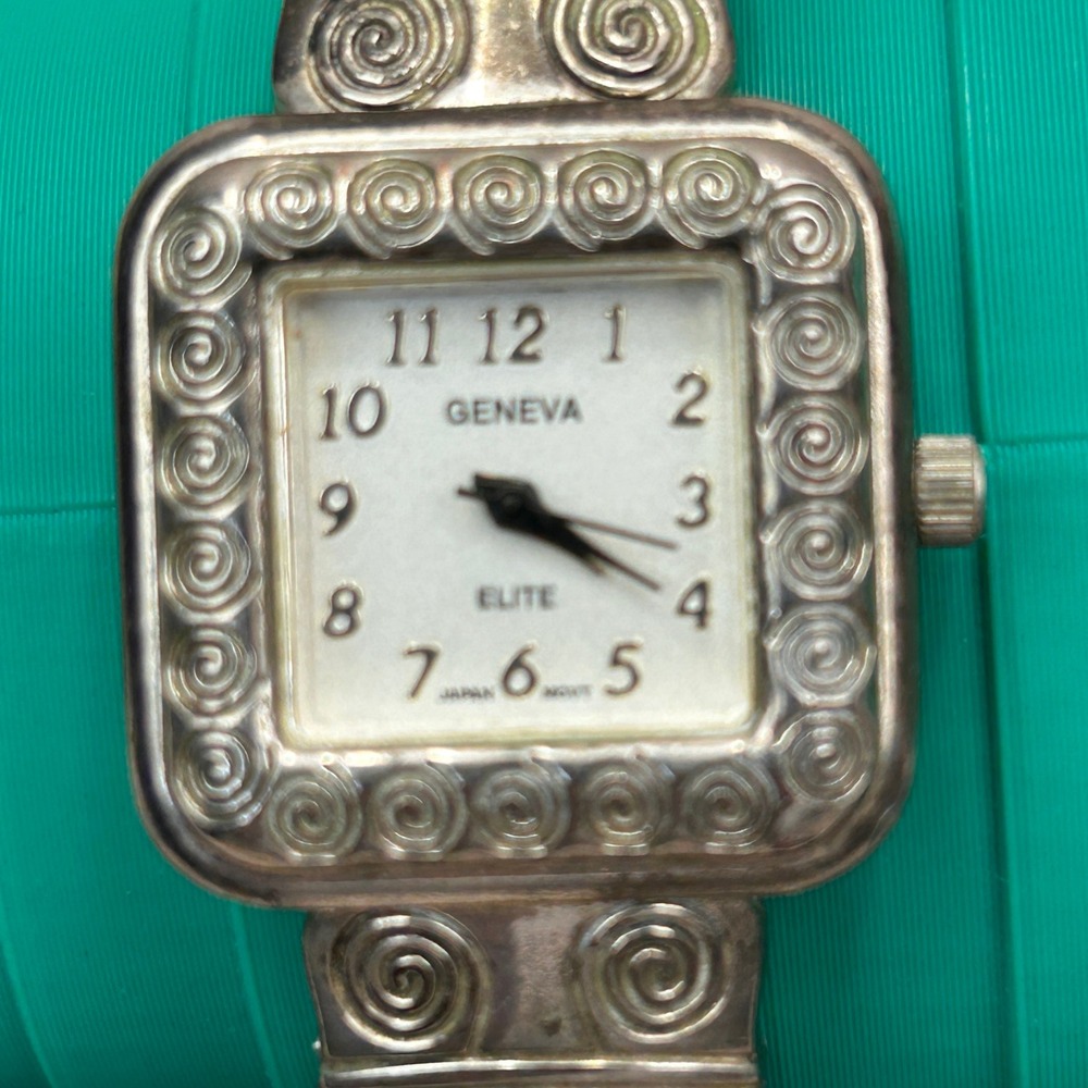Geneva Elite 1722 Silver Tone Spiral Scroll Cuff Bangle Watch Square‎ Vintage
